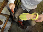 Producción artesanal de abarcas y sandalias